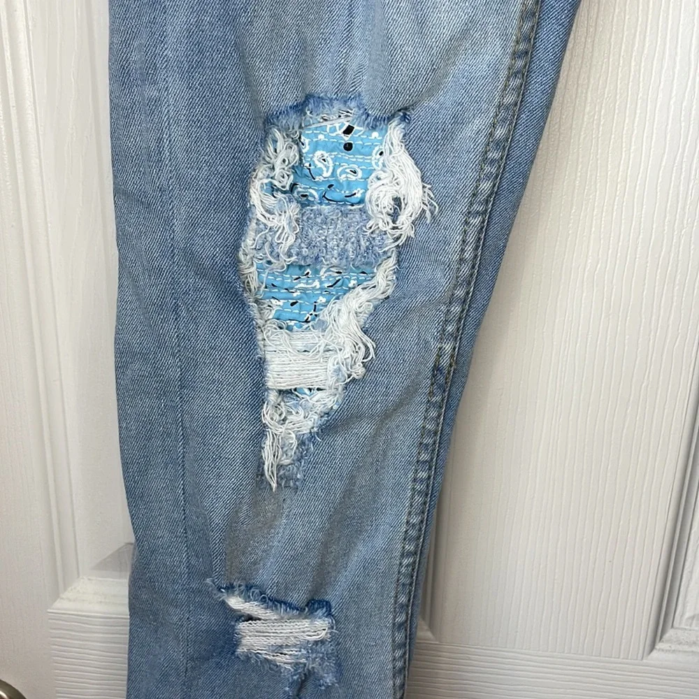 SUPER SKINNY BANDANA RIP AND REPAIR JEANS‎